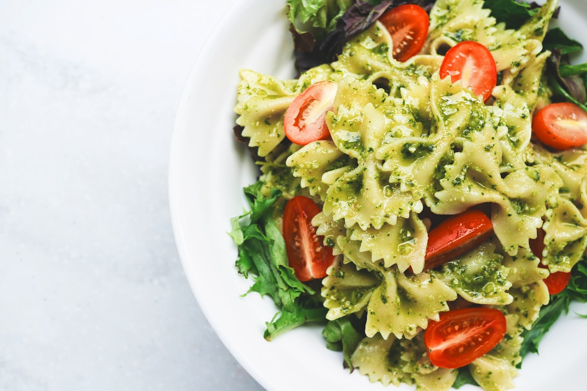 Ingredienti della dieta mediterranea italiana con olio d'oliva, verdure fresche e pasta