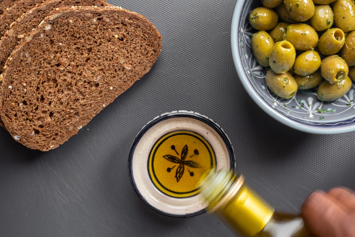 Olio d'oliva extravergine e ingredienti freschi della dieta mediterranea