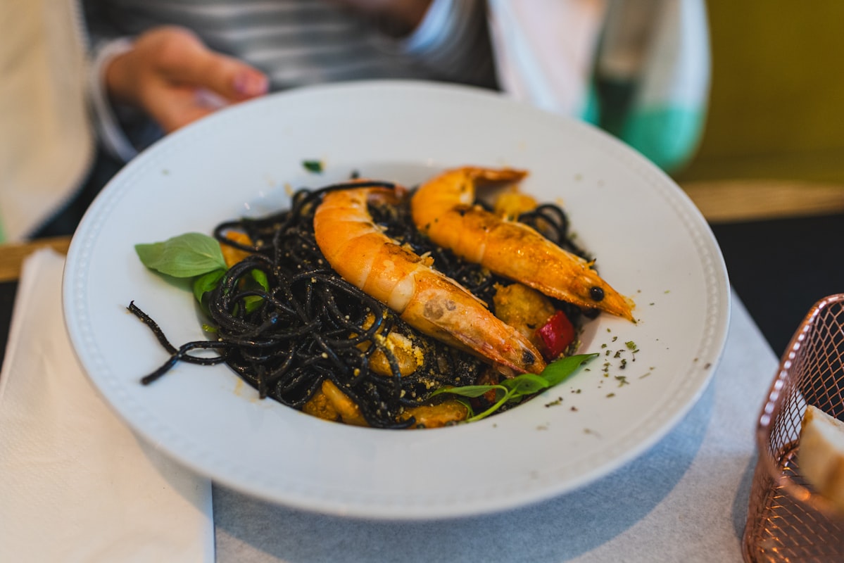Verdure fresche colorate e insalata della cucina mediterranea italiana
