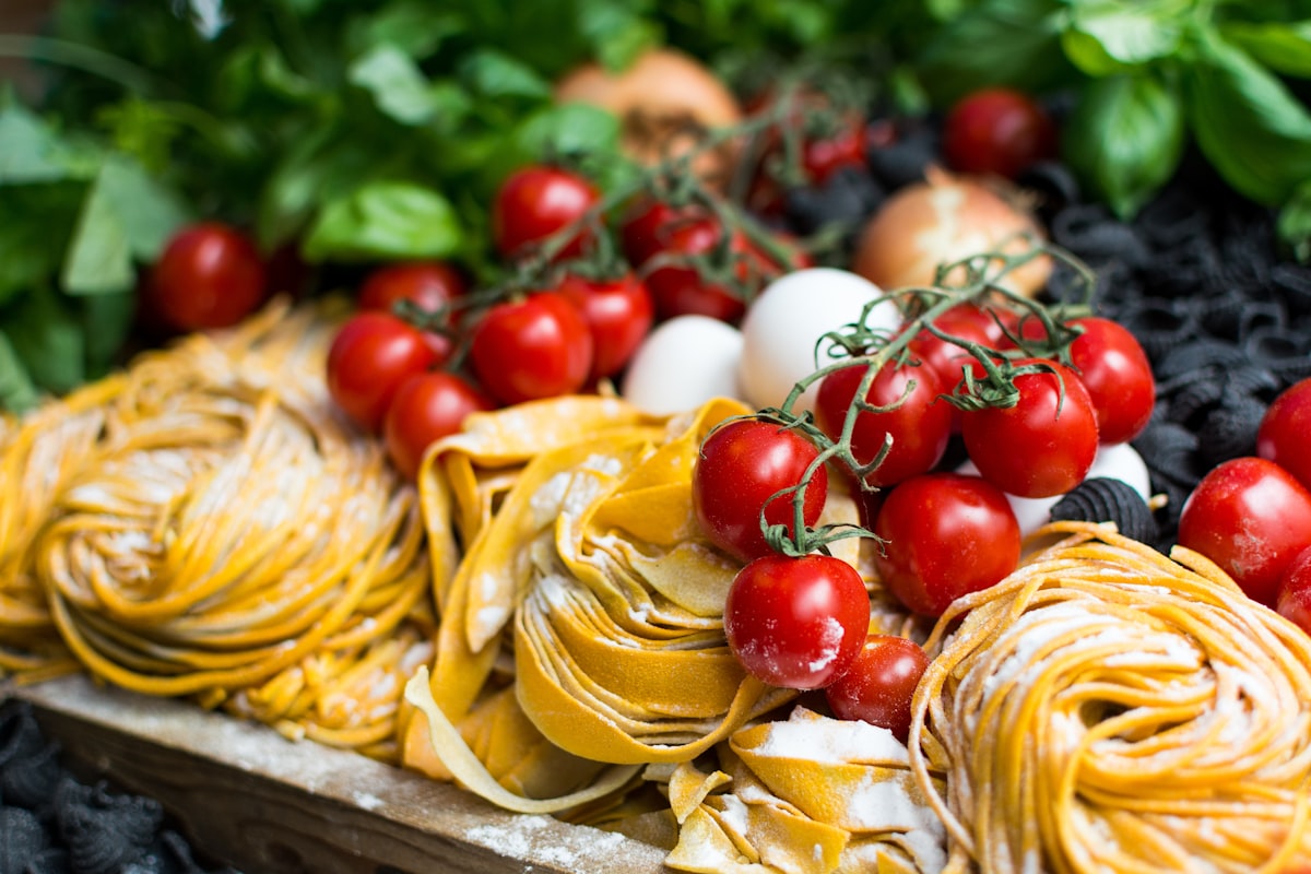 Tavola con piatti tradizionali italiani e famiglia che condivide un pasto sano